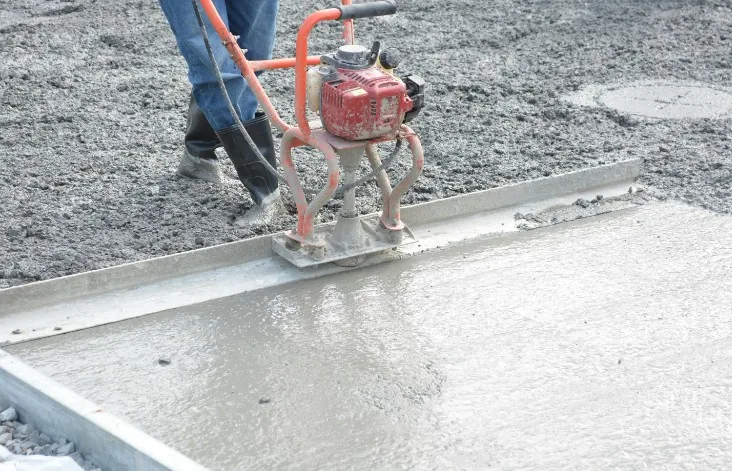 Solera de hormigón recién reglada secando antes de colocar el pavimento en una obra de Santander